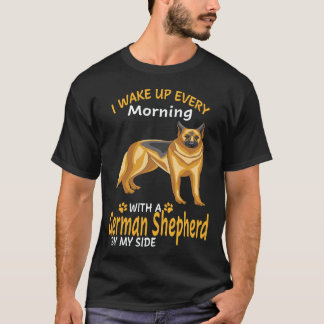 33 朝になるとジャーマンシェパードがいます Tシャツ