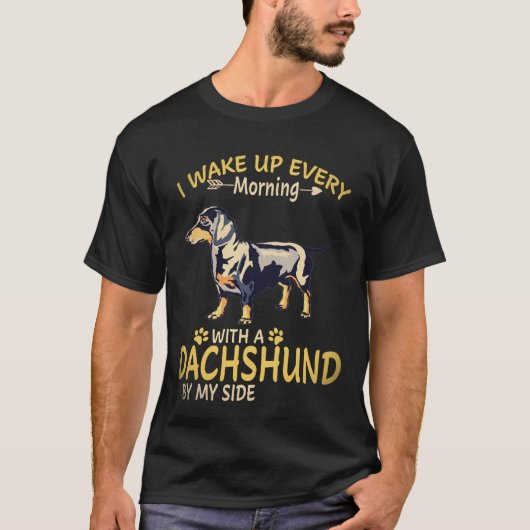 33 私のそばには毎朝起きたらダックスフントが Tシャツ (正面)
