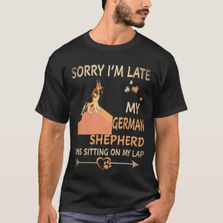 33 遅れてすみません 私のドイツ+シェパードが座って Tシャツ