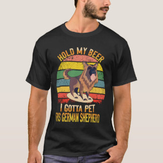 34 ビールを取って、このジャーマンシェパードを撫でさせて Tシャツ