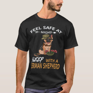 34 夜は安心して眠れる ジャーマンシェパードと一緒 Tシャツ