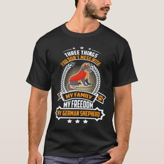34 私の家族、私のFに手を出すな3つのもの Tシャツ (正面)