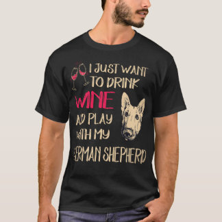 34 私はワインを飲んでジャーマンシェパードと遊びたいだけ Tシャツ