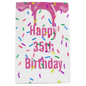 35歳の誕生日ピンクのアイシングにカラフルなチョコレートスプレー ミディアムペーパーバッグ (正面)