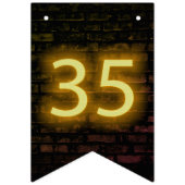 35誕生日のネオンサインオンブリック バンティングフラッグ (第1の旗)