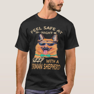 35 夜は安心 ジャーマンシェパードと眠る Tシャツ