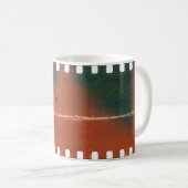 35mmフィルムストリップの始クール点、傷。 コーヒーマグカップ (正面右)