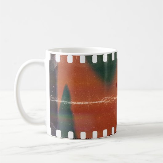 35mmフィルムストリップの始クール点、傷。 コーヒーマグカップ (左)