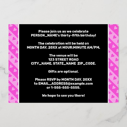 35th Birthday Party —おもしろいピンクのハートとストライプ 箔招待状 (裏面)