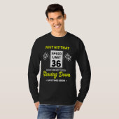36誕生日速度制限サイン36 mph おもしろい Drivin Tシャツ (正面フル)