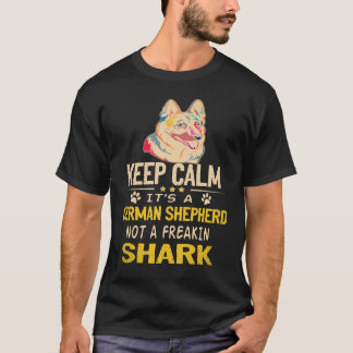 36 気を静めて それはドイツ+シェパードだ フリーキン+シャークじゃない ドイツ+シェパード Tシャツ