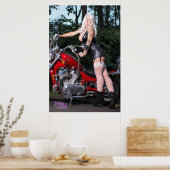 36" x 24"クリッシー子猫が私の隣に立つ ポスター (キッチン)