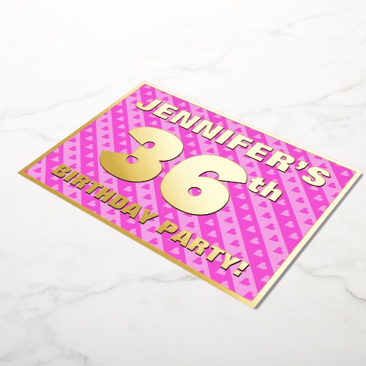 36th Birthday Party —おもしろいピンクのハートとストライプ 箔招待状 (回転した状態)