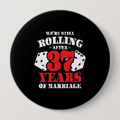 37おもしろい周年記念結婚したカップル37年 缶バッジ (正面)