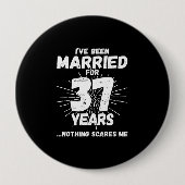 37結婚した年37おもしろい周年 缶バッジ (正面)