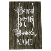 37誕生日: ファンシー, フェイク Wood Look +名前をカスタムする ミディアムペーパーバッグ (裏面)