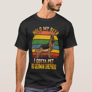 37 ビールを取って、このジャーマンシェパードを撫でさせて Tシャツ