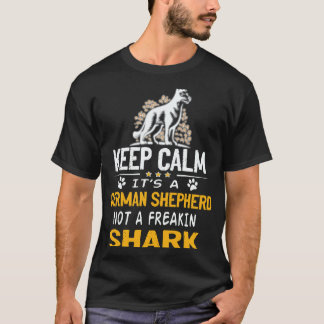 37 気を静めろ ただのジャーマンシェパードだ シャークじゃない Tシャツ