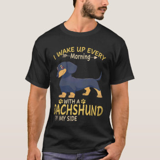 37 私のそばでダックスフントが朝起きる Tシャツ