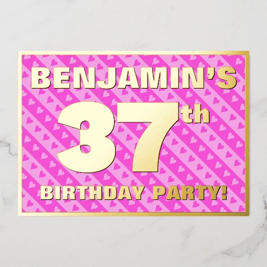 37th Birthday Party —おもしろいピンクのハートとストライプ 箔招待状 (正面)