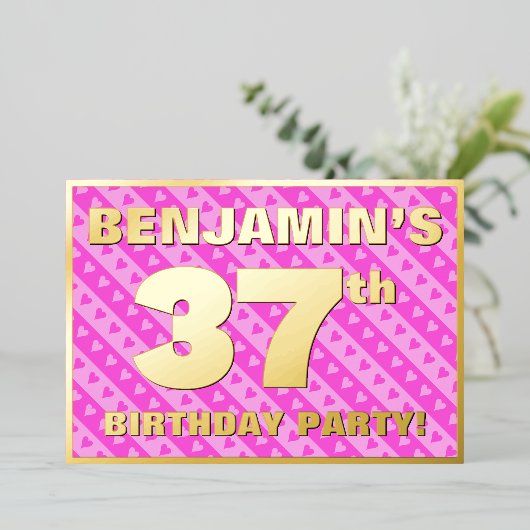 37th Birthday Party —おもしろいピンクのハートとストライプ 箔招待状 (立ち正面)