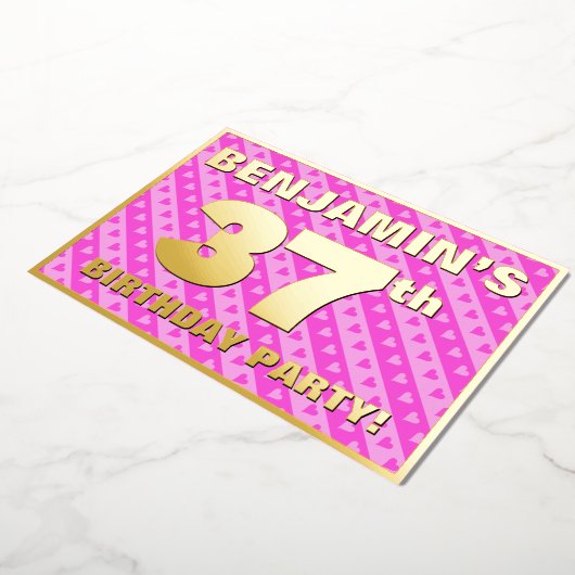 37th Birthday Party —おもしろいピンクのハートとストライプ 箔招待状 (回転した状態)