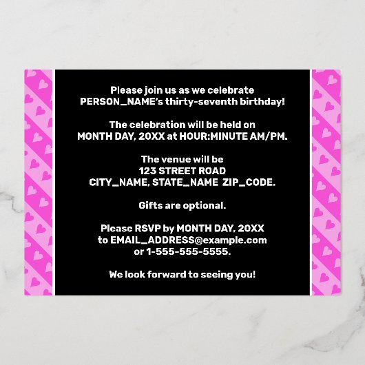 37th Birthday Party —おもしろいピンクのハートとストライプ 箔招待状 (裏面)
