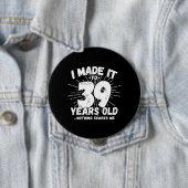39おもしろい誕生日引用文皮肉39歳 缶バッジ (インサイチュ)
