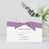 3.5x5灰色白のストライプの紫色のリボンRSVP 出欠カード (スタンド正面)