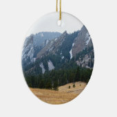 3 Flatironsの大きい石のコロラド州の冬の眺め セラミックオーナメント (右)