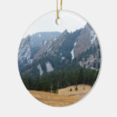 3 Flatironsの大きい石のコロラド州の冬の眺め セラミックオーナメント (左)