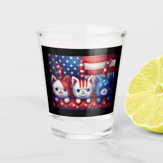 3 Patriotic Kittens With American Flag ショットグラス (正面)