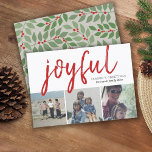 3 Photo Collage - Joyful Season's Greetings Berry シーズンカード<br><div class="desc">サンゴの赤い果実葉と緑の植物のデザインの色合い – 前面に3つの写真のコラージュと背面にユモダンーカリの枝模様を持つお洒落。挨拶は大きなフェスティバルフォントでモダン素朴だ。カスタマイズ3枚の写真と家族の名前。</div>