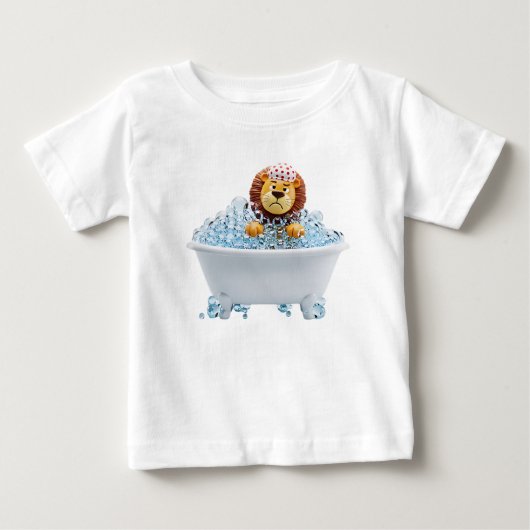 3Dイラストの気難しいキャラクター ライオンの泡風呂 ベビーTシャツ (正面)