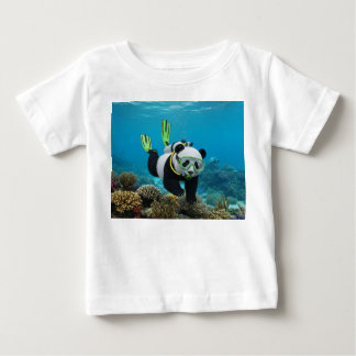 3Dパンダの赤ちゃんがサンゴ礁の水中を泳ぐ ベビーTシャツ