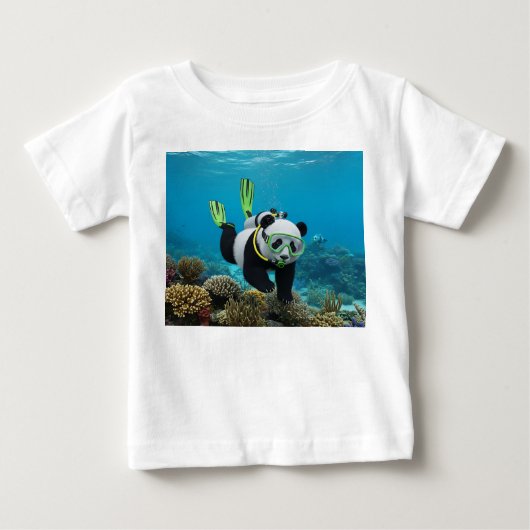 3Dパンダの赤ちゃんがサンゴ礁の水中を泳ぐ ベビーTシャツ (正面)