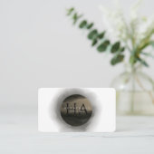 3Dブラックとゴールデンウォーターのカラーモノグラムのロゴ 名刺 (スタンド正面)