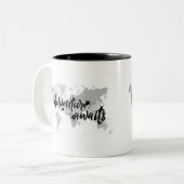 3D手紙の冒険は引用文を待ちます ツートーンマグカップ (正面左)