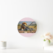 3D Cartoon Lion Eating Zebra – Wild Savannah Scene ラウンド壁時計 (ホーム)