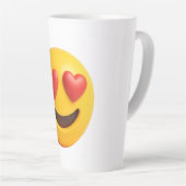 3d yellow smiling emoji face with heart shaped eye カフェラテマグ (右アングル)
