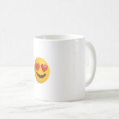 3d yellow smiling emoji face with heart shaped eye コーヒーマグカップ (正面右)