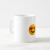 3d yellow smiling emoji face with heart shaped eye コーヒーマグカップ (正面左)