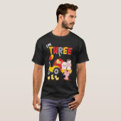 3rdバースデートラクター納屋周囲の庭スリーサードファームアニ tシャツ (正面フル)