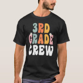 3rd Grade Crew Retro Groovy Teacher Happy 1st Day Tシャツ (正面)