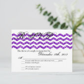 3x5 R.S.V.P.の応答カードPurpのグリッターのシェブロンのストリップ 出欠カード (スタンド正面)