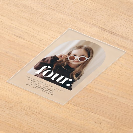 4つのアーチ型フォト誕生日 アクリル招待状 (レイダウン)