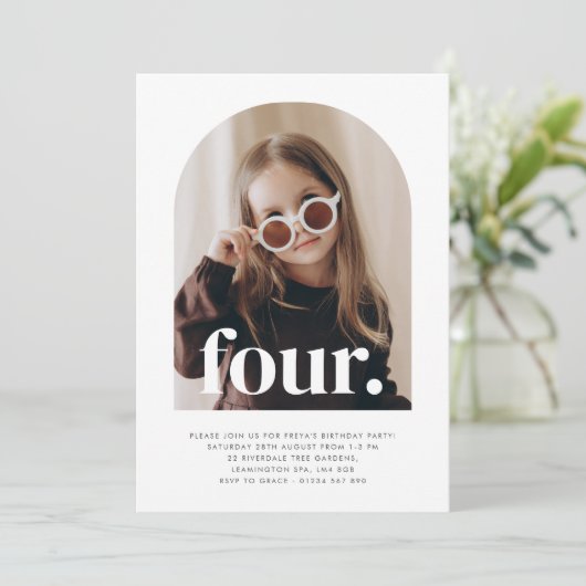4つのアーチ型フォト誕生日 招待状 (スタンド正面)