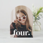 4つのハートアーチ写真4歳の誕生日 招待状 (スタンド正面)