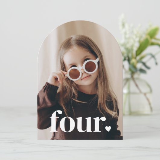 4つのハートアーチ写真4歳の誕生日 招待状 (スタンド正面)