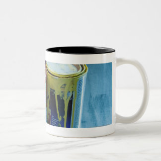 4つのペンキの缶のクローズアップ ツートーンマグカップ